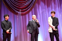 左から田中亮、角野卓造、城田優。