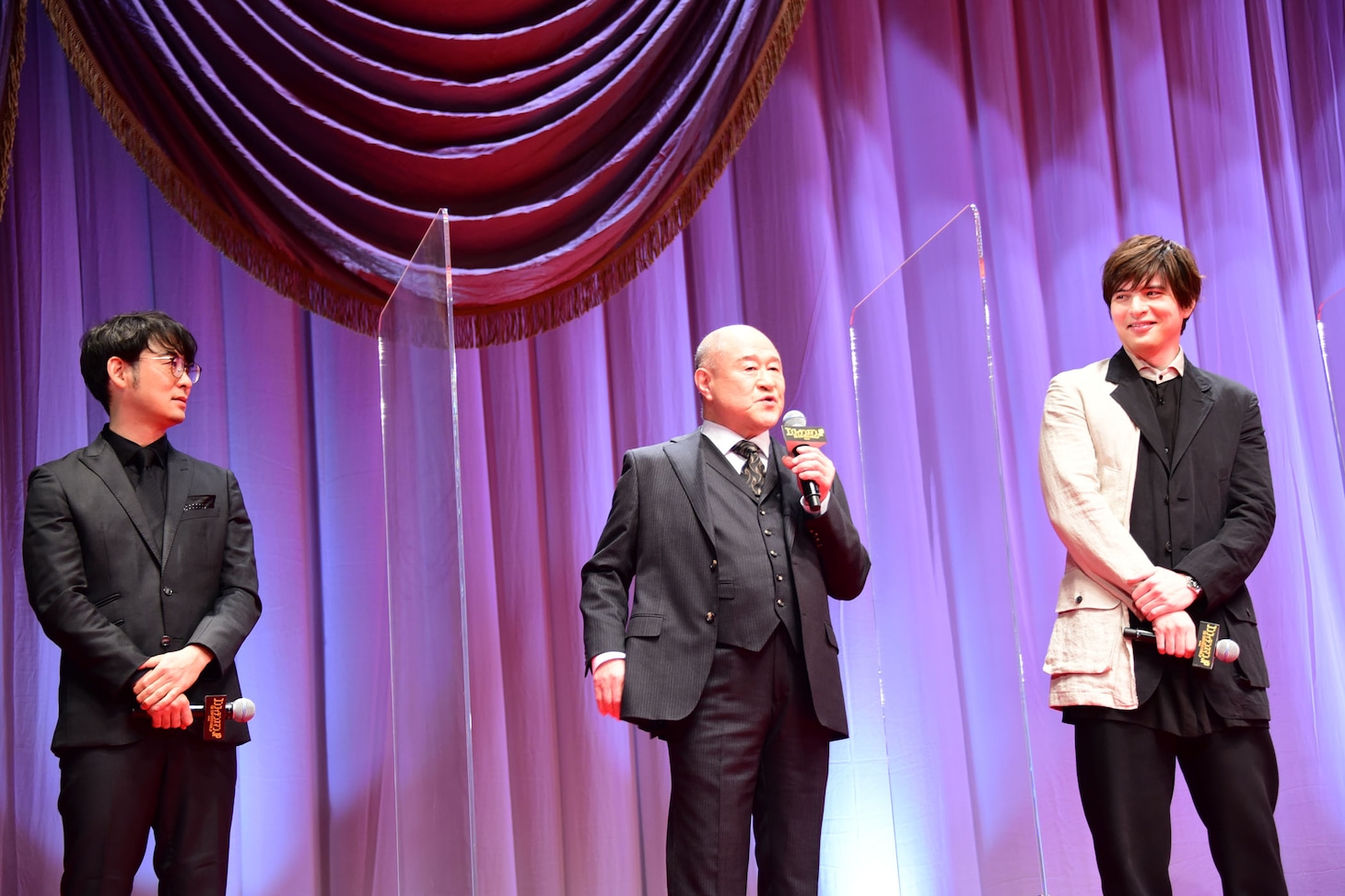左から田中亮、角野卓造、城田優。