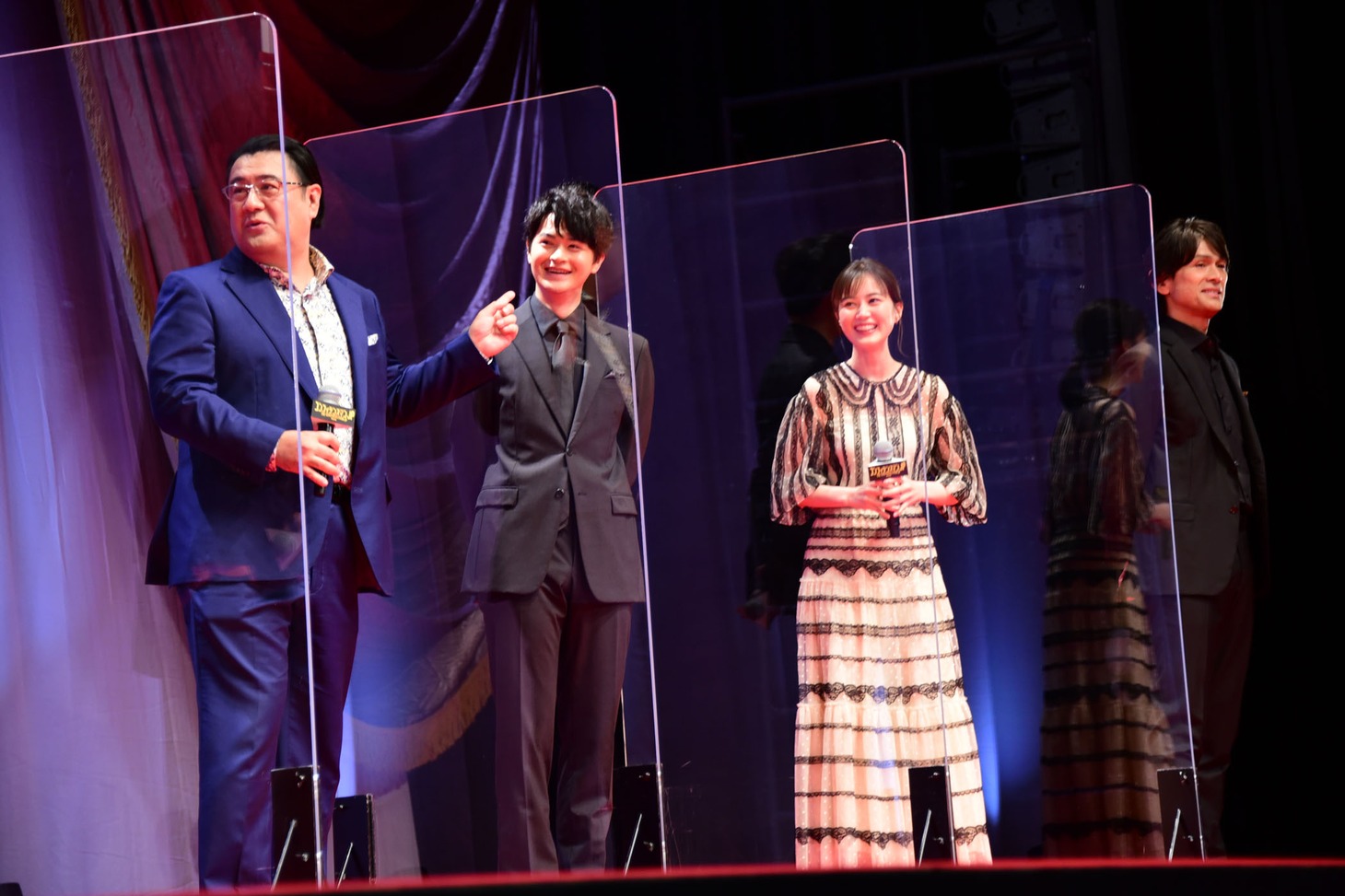 生田絵梨花（中央右）の発言にあわてる小手伸也（左）。