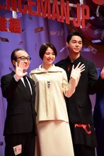 左から小日向文世、長澤まさみ、東出昌大。