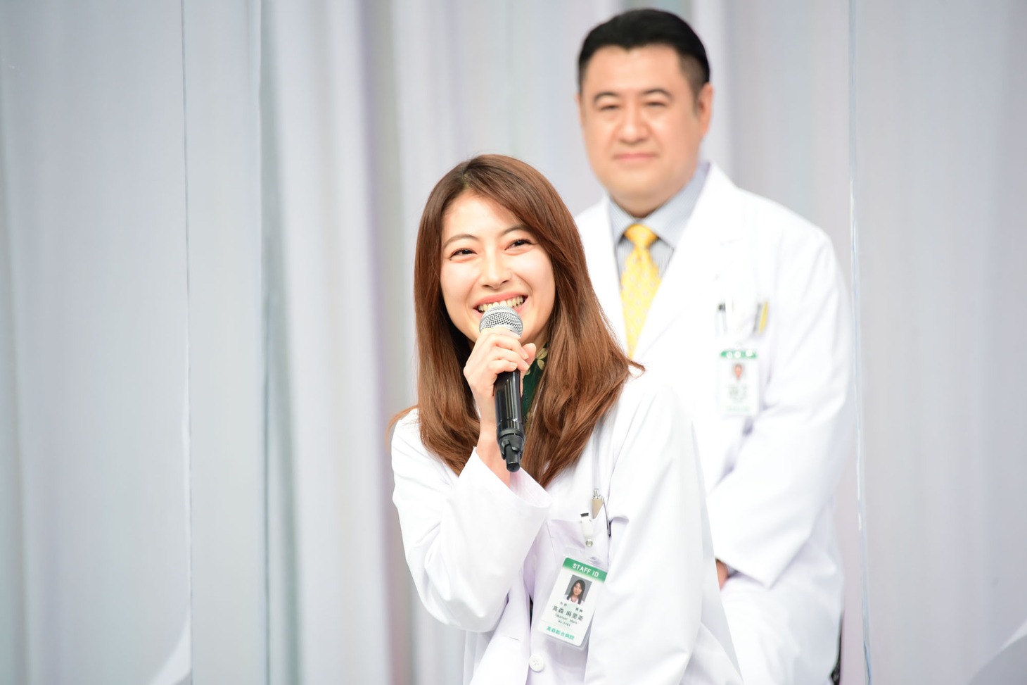 瀧本美織（手前）