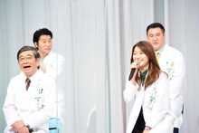 前列左から石坂浩二、瀧本美織。後列左から高橋努、小手伸也。