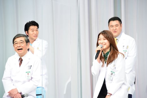 前列左から石坂浩二、瀧本美織。後列左から高橋努、小手伸也。