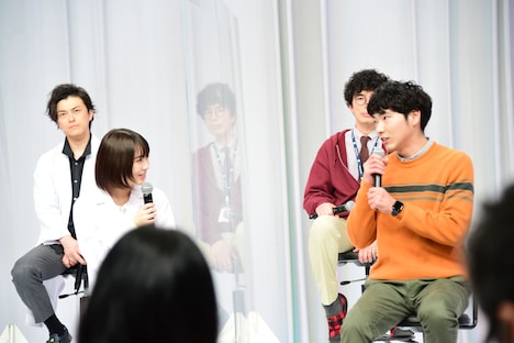 仮眠について「負けない」と張り合う浜辺美波（左）と柄本佑（右）。