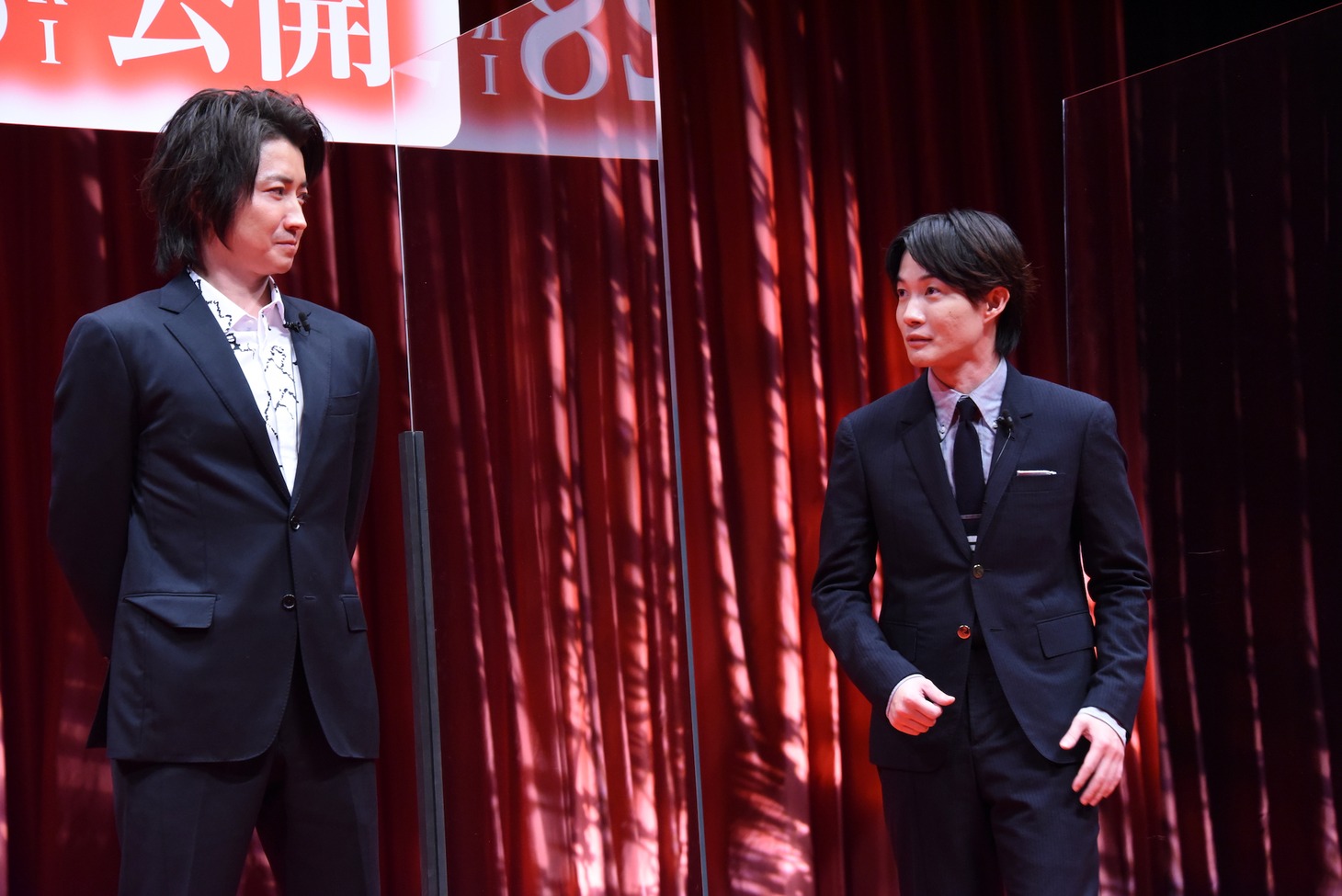 ネタバレしていないか藤原竜也（左）の顔色をうかがう神木隆之介（右）。