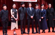 「ノイズ」ジャパンプレミアの様子。左から廣木隆一、伊藤歩、松山ケンイチ、藤原竜也、神木隆之介、黒木華、永瀬正敏。