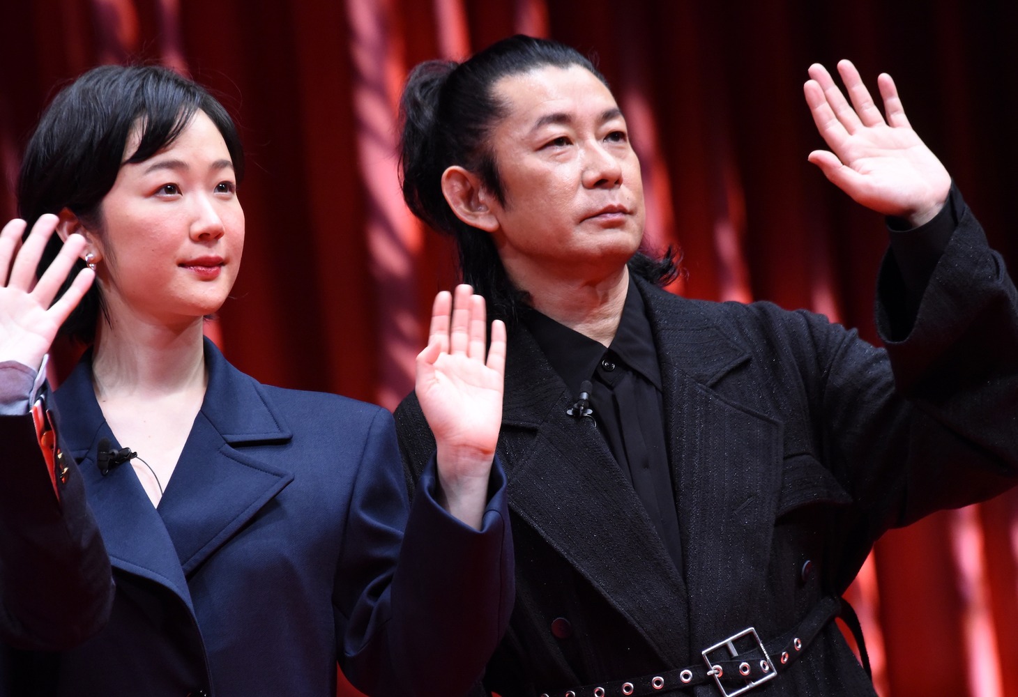 カメラに手を振る黒木華（左）と永瀬正敏（右）。
