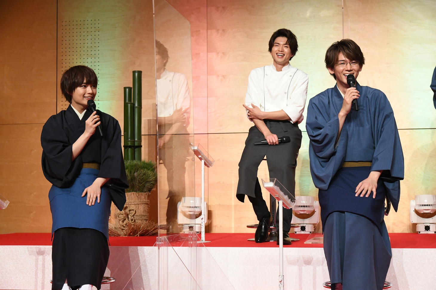 前列左から大西流星、小瀧望。