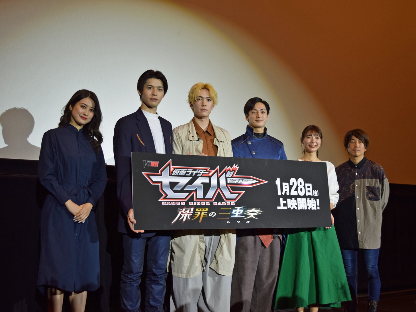 左から飛鳥凛、青木瞭、内藤秀一郎、山口貴也、川津明日香、上堀内佳寿也。