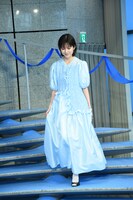 “青空カーペット”が敷かれた階段を下りる福本莉子。