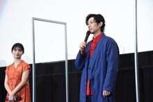 左から蒔田彩珠、ディーン・フジオカ。