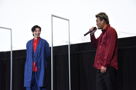 左からディーン・フジオカ、坂口征夫。