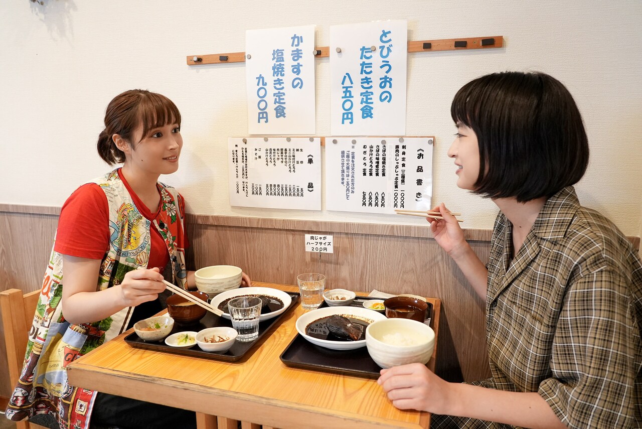 広瀬アリスと門脇麦がサバの味噌煮に感動、「失恋めし」本編シーン公開