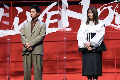 左から野村周平、吉川愛。