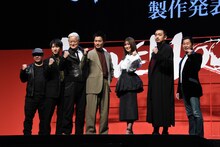 「ALIVEHOON アライブフーン」製作発表イベントの様子。左から下山天、福山翔大、陣内孝則、野村周平、吉川愛、青柳翔、土屋圭市。