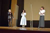 崎山つばさ（右）に、弟気質を発揮しながら話しかける横田龍儀（左）。