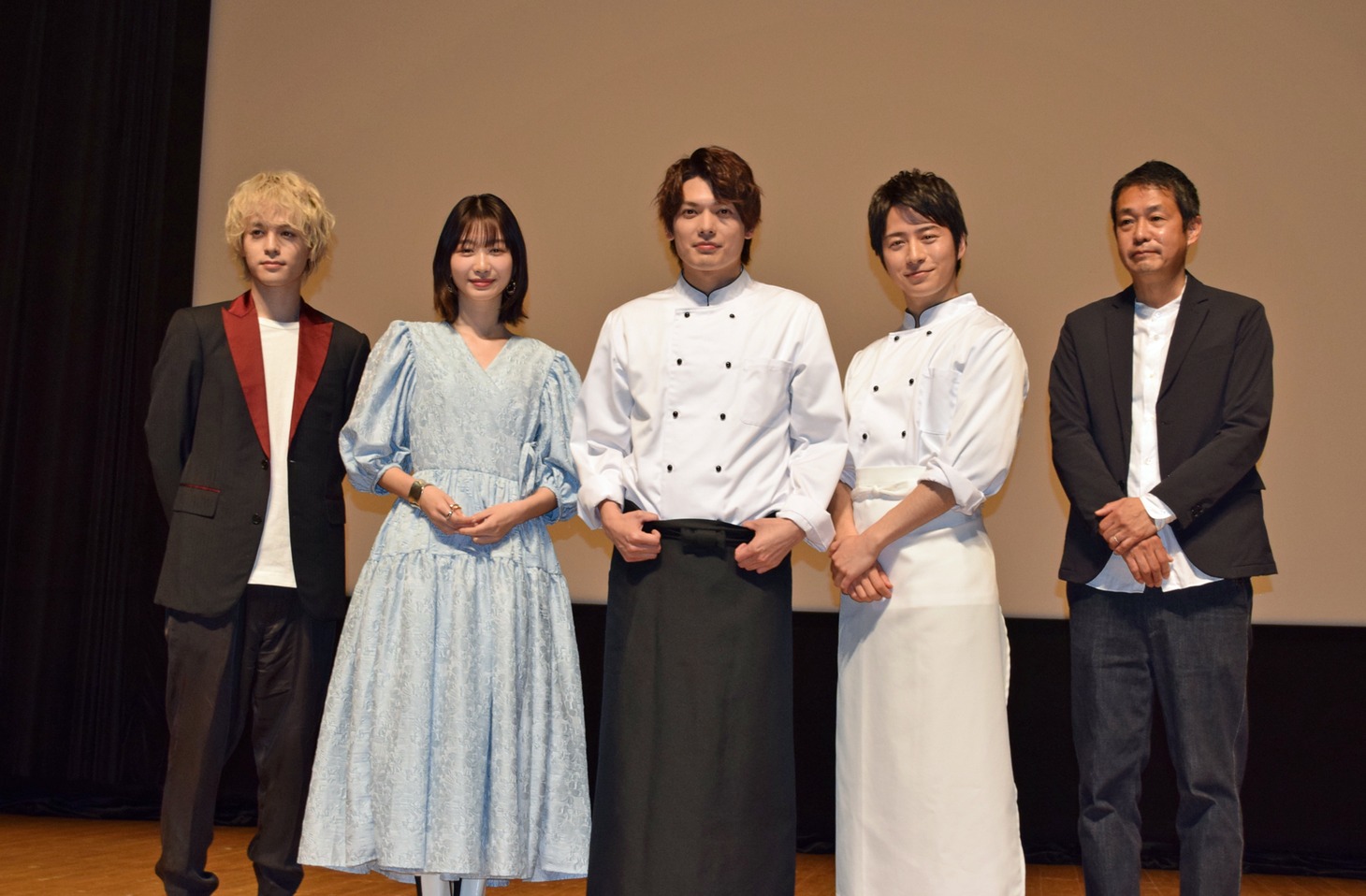 左から横田龍儀、岡本夏美、崎山つばさ、村井良大、古厩智之。