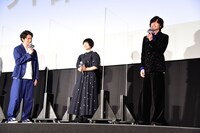 松本潤（左）から「（背の）“長さ”を強調するワイドパンツ」といじられ、「腰の位置を高めにしてきました！」と説明する道枝駿佑（右）。