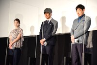 共演者から届いたビデオメッセージを観る登壇者たち。