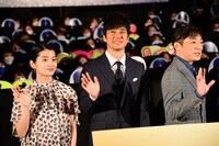 左から蒔田彩珠、西島秀俊、香川照之。