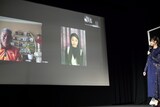 リモート参加のウェイ・ツー（スクリーン左）、ルアン・レイイン（スクリーン右）と会話する北原里英（右）。