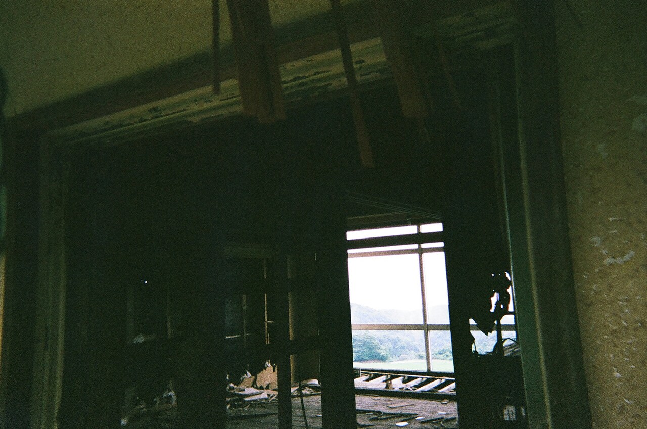 Koki,、萩原利久、高橋文哉が捉えた「牛首村」現場写真、心霊スポットも