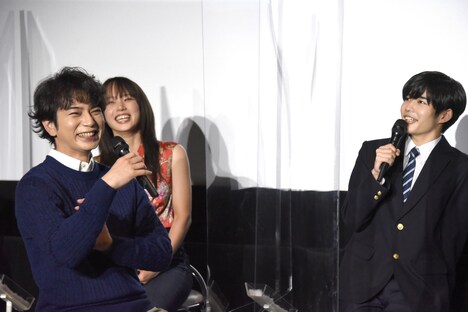 松本潤（前列）に優しくされたエピソードを披露して「潤くんみたいになりたい」と話す長尾謙杜（後列右）。