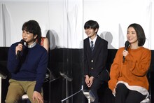 上戸彩（前列右）に絶賛され、照れを隠しきれない様子の松本潤（前列左）。