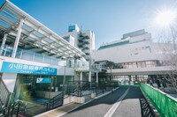 小田急線・下北沢駅の南西口（左）と(tefu) lounge（奥）。