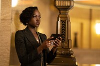 「355」より、ルピタ・ニョンゴ扮するハディージャ。