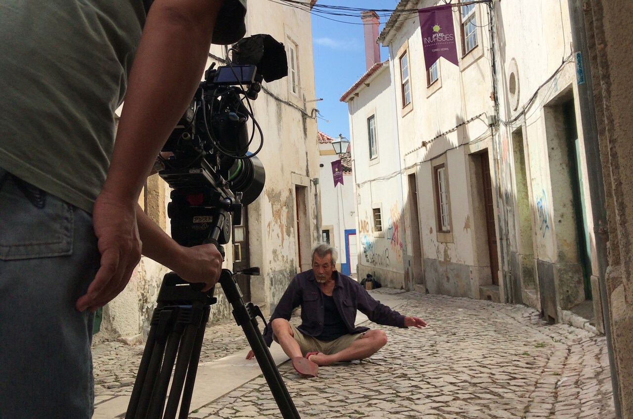 田中泯のダンスに誘われ3カ国33カ所巡る「名付けようのない踊り」旅情そそる新写真