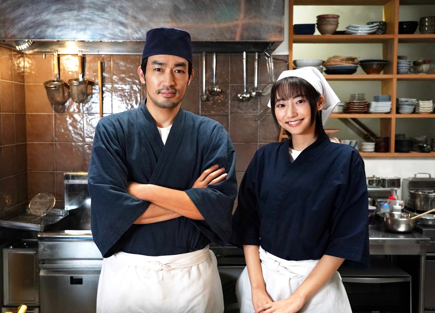 左から大谷亮平演じる矢澤信之、武田玲奈演じる千家しのぶ。
