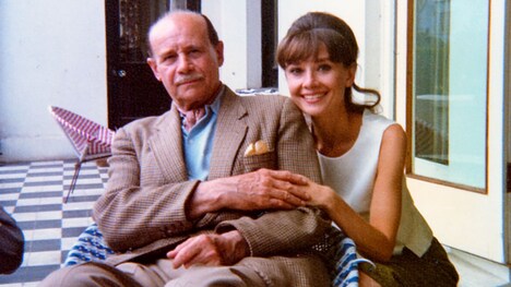 オードリー・ヘプバーン(右)と、彼女の父親(左)。(c)Sean Hepburn Ferrer