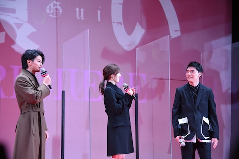 初めて舞台挨拶に登壇する櫻井海音（右）を祝福する様子。