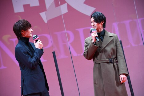 「僕のことを一番知ってる」と主張する佐野勇斗（左）に、「それはない」と告げる横浜流星（右）。