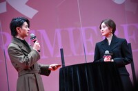 役とギャップがあったと、横浜流星（左）が白石麻衣（右）に伝える様子。