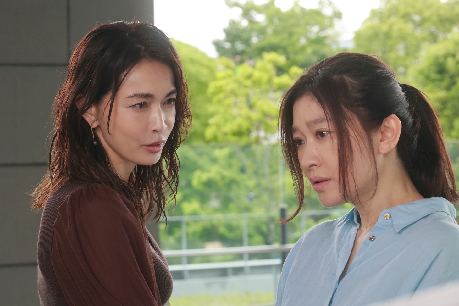 「金魚妻」より、ゆり葉（長谷川京子）、平賀さくら（篠原涼子）。