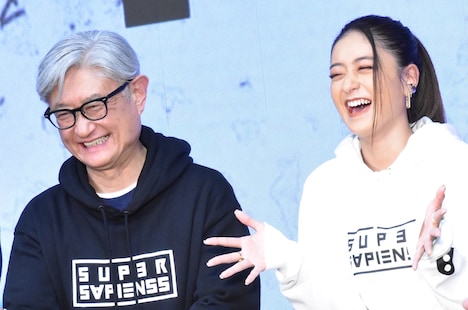 左から堤幸彦、池田美優。