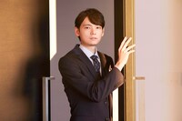 古川雄輝扮する出野司。