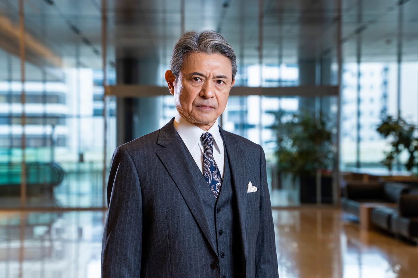 升毅扮する市川雅哉。