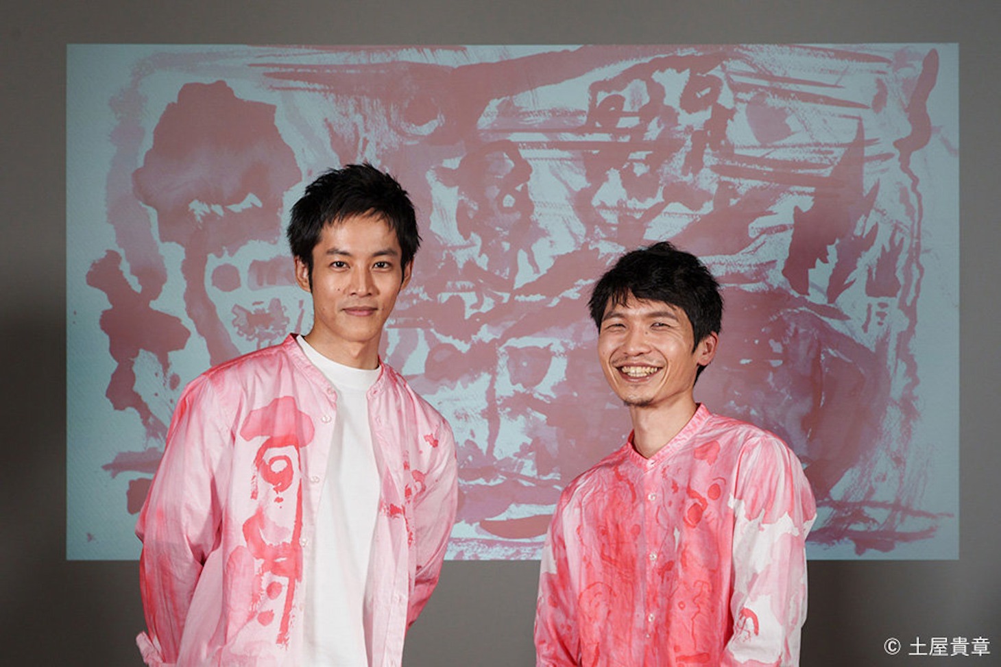 左から松坂桃李、長田真作。
