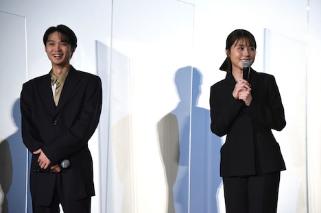 左から磯村勇斗、有村架純。