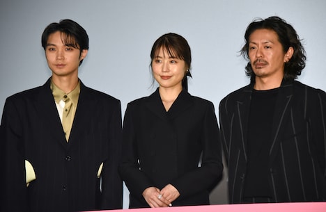 左から磯村勇斗、有村架純、森田剛。