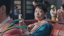 資生堂CM 「『美しさとは、人のしあわせを願うこと。』篇」より、安藤サクラの出演カット。