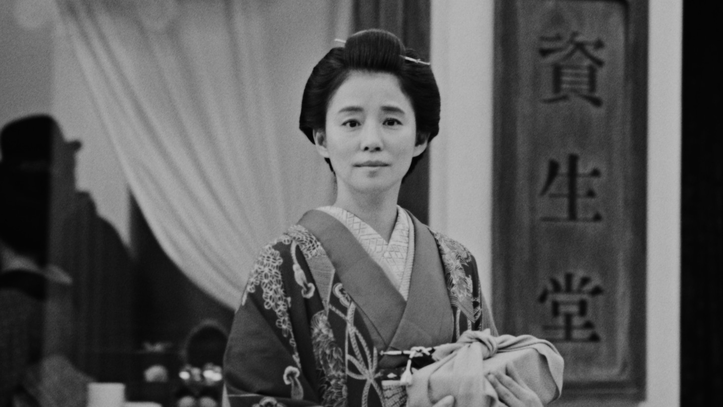 資生堂CM 「『美しさとは、人のしあわせを願うこと。』篇」より、石田ゆり子の出演カット。