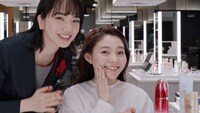 資生堂CM 「『美しさとは、人のしあわせを願うこと。』篇」より、小松菜奈の出演カット。