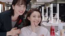 資生堂CM 「『美しさとは、人のしあわせを願うこと。』篇」より、小松菜奈の出演カット。