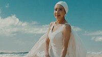 資生堂CM 「『美しさとは、人のしあわせを願うこと。』篇」より、前田美波里の出演カット。
