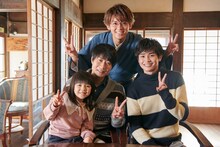 小瀧望（後列）、戸次重幸（中列左）、西垣匠（中列右）、加藤柚凪（前列）。