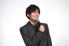 満員の客席をうれしそうに見る永瀬廉。